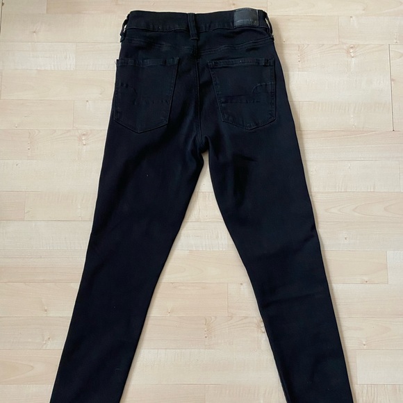 American Eagle Next Level High Waisted Jegging in black. Size 2, regular. - Picture 4 of 6